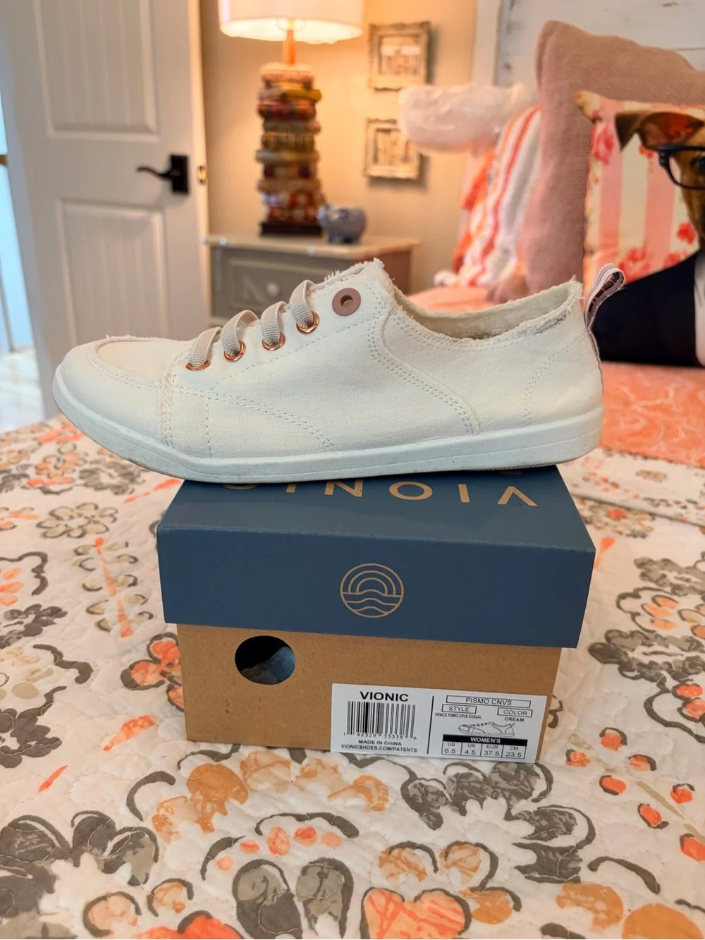 VIONIC PISMO CANVAS FRAYED BEACH SNEAKERS COLOR CREAM SIZE 6.5 GOOD CONDITION